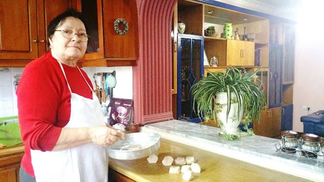 Mami Lika në kuzhinë