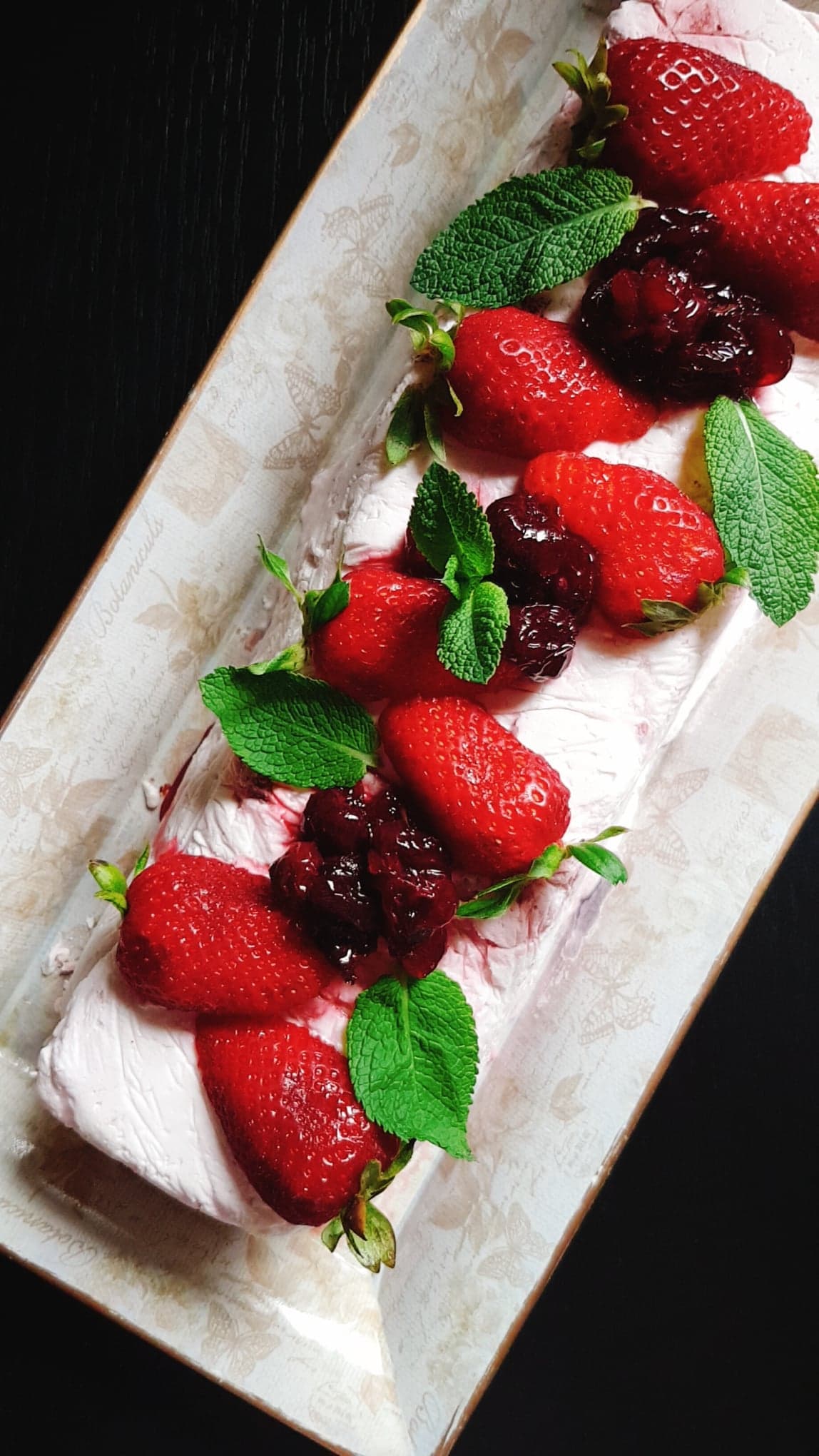 Semifreddo me fruta (qershi & luleshtrydhe)
