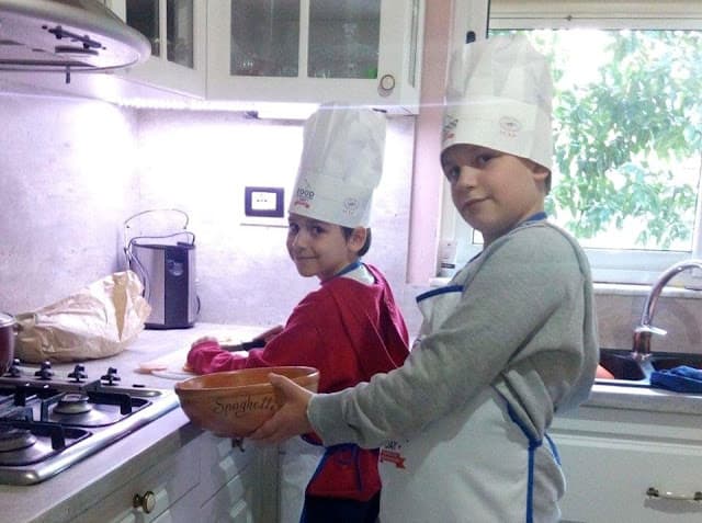 Djemtë në kuzhinë